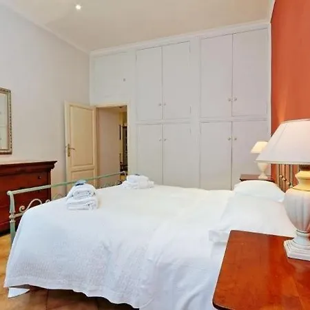 Castro Pretorio Sleeps 7 Wifi Appartamento